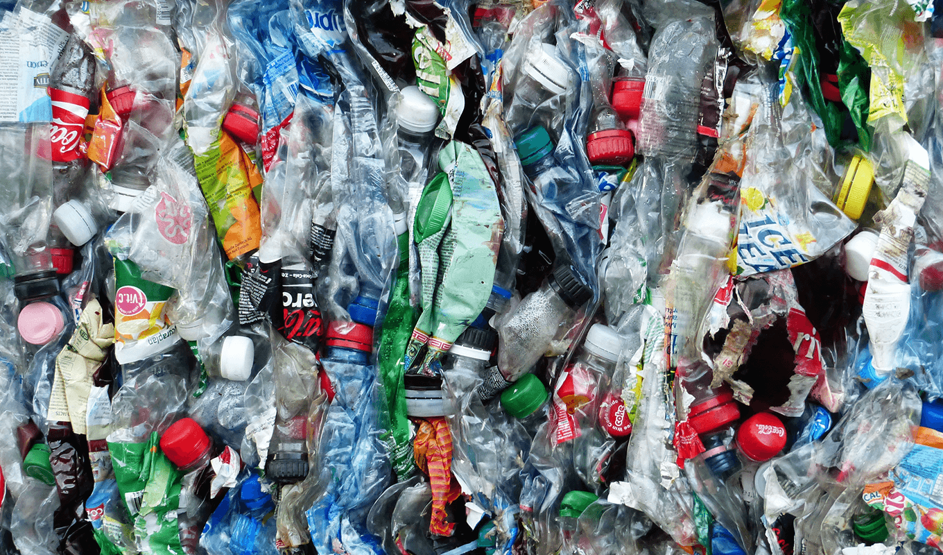 Hög med ihoptryckta plastflaskor