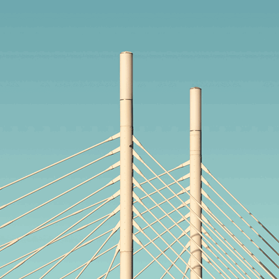 Toppen av en bro mot en blå himmel